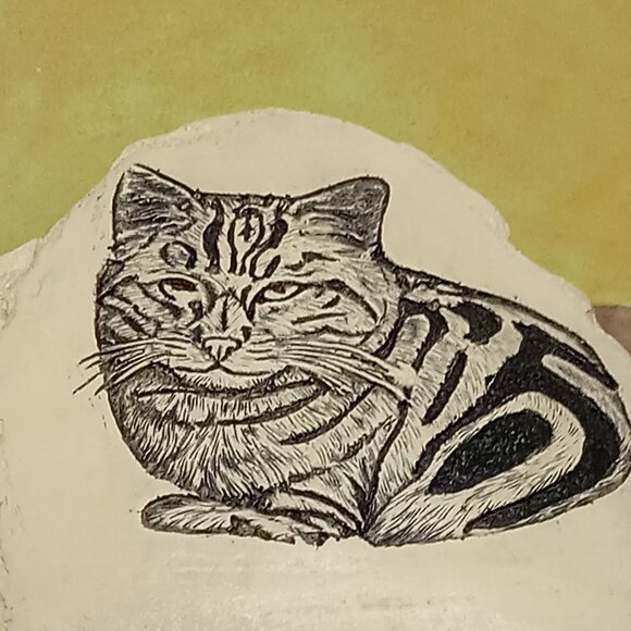 Resin CAT Tiger Stripe PAPERWEIGHT Engraved Boulder Shape Tan Black 3D Etch - Picture 4 of 4